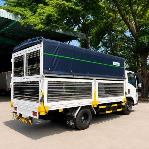 Góc hông phía sau xe tải Isuzu QKR 270 thùng mui bạt