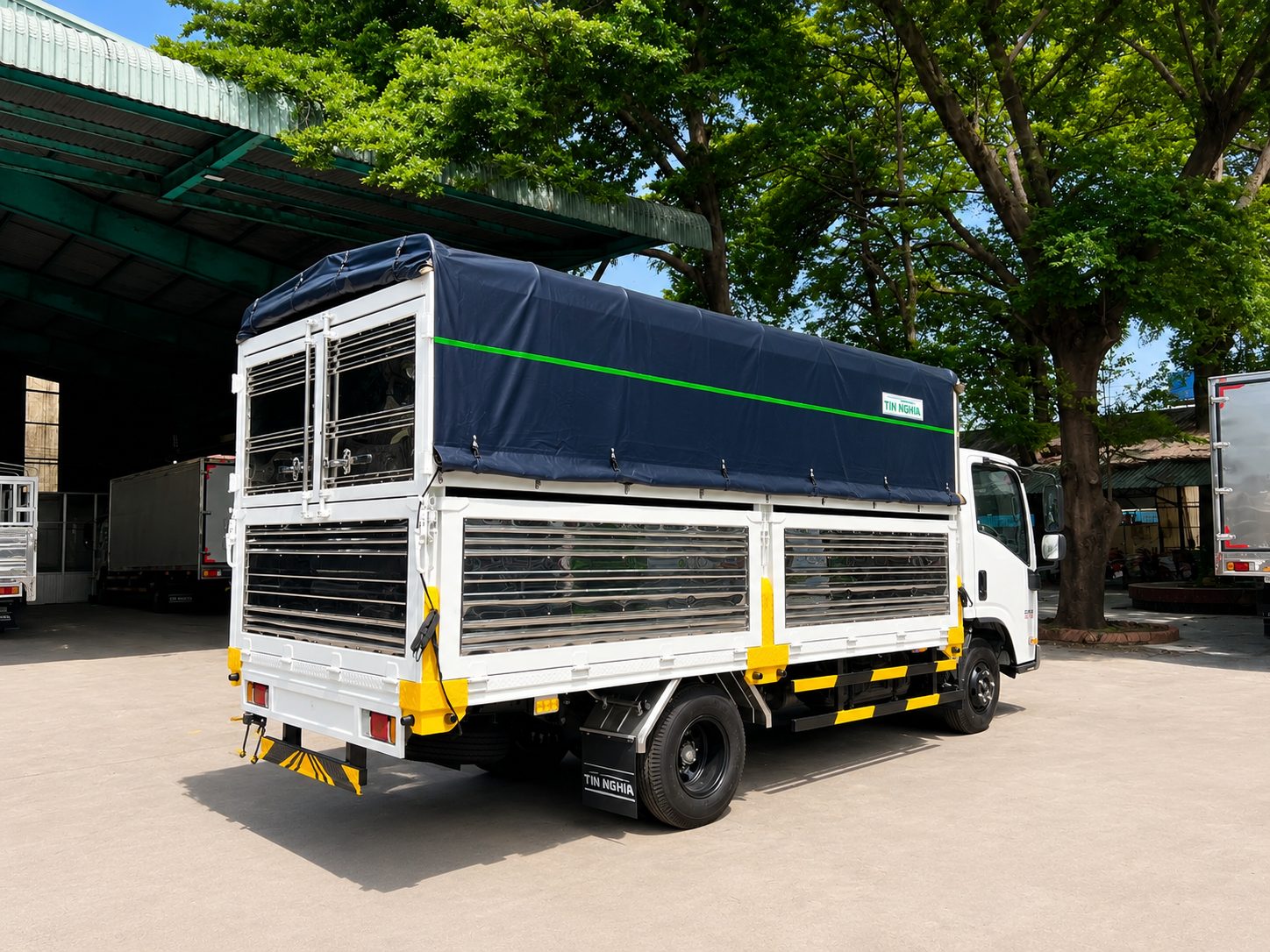 Góc hông phía sau xe tải Isuzu QKR 270 thùng mui bạt