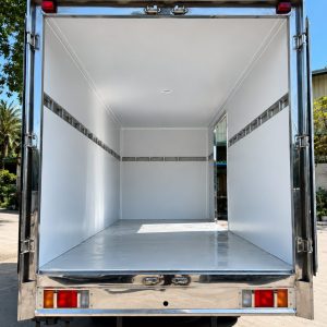 Bên trong lọt lòng thùng kín xe tải Isuzu QKR 210 QMR77HE5A sàn phẳng có cửa hông