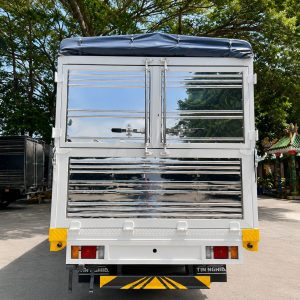 Phía sau xe tải Isuzu QKR 210 thùng mui bạt với hai cửa inox