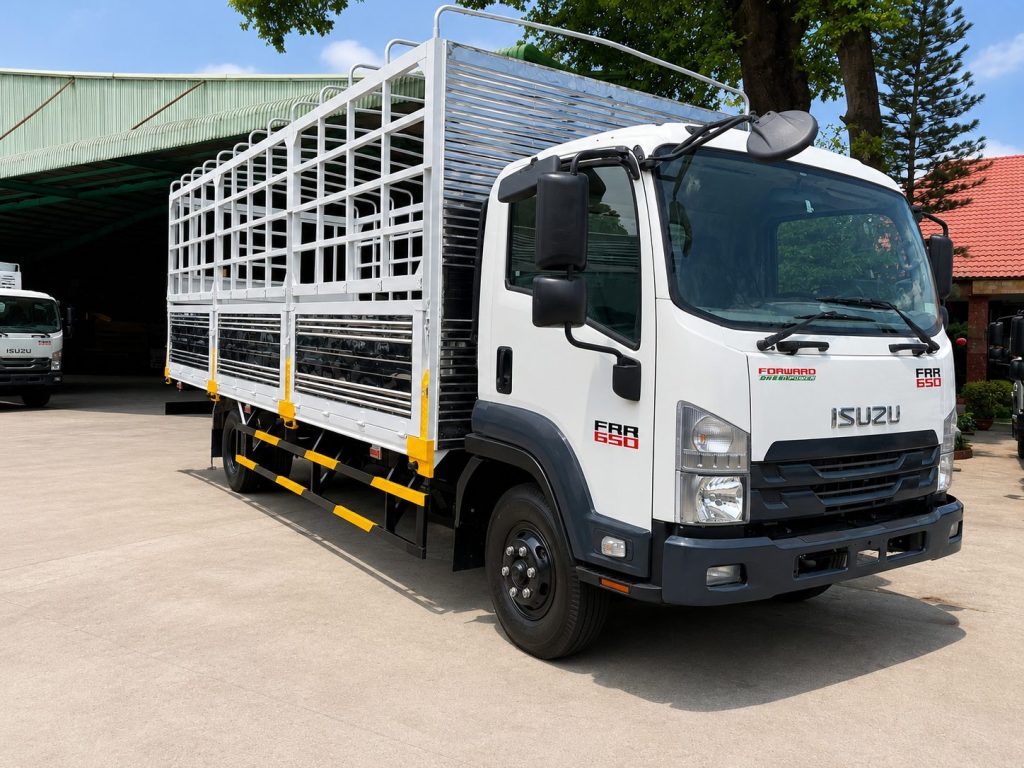 Ngoại thất xe tải 6T5 Isuzu FRR 650 thùng mui bạt đầu vuông