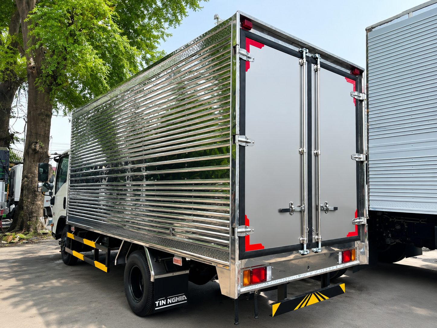 Phía sau xe tải Isuzu QKR 270 thùng kín với hai cửa inox phẳng