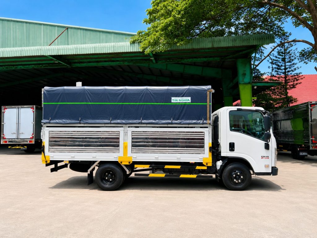 Chiều dài lọt lòng 4m4 của xe tải Isuzu QKR 270 thùng mui bạt