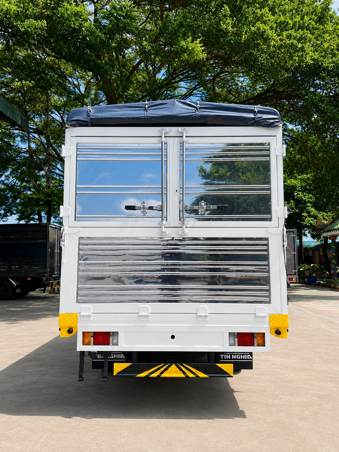 Thiết kế phía sau đuôi xe tải Isuzu QKR 270 thùng mui bạt