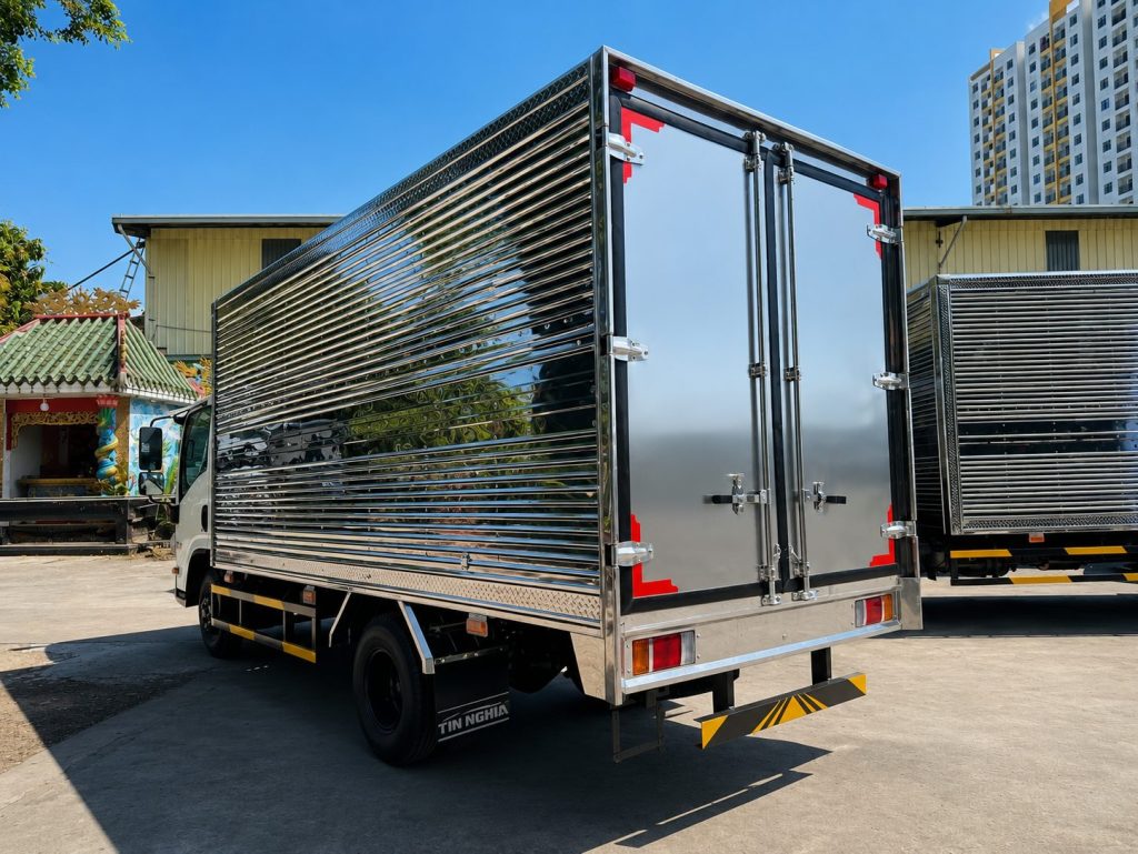 Phía sau xe tải ISUZU QKR210 Thùng Kín với hai cửa đóng kín bằng inox