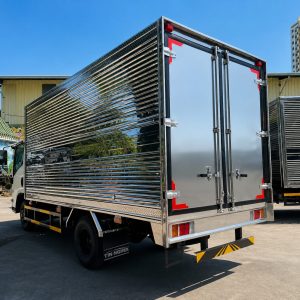 Phía sau xe tải Isuzu QMR77HE5A thùng kín với hai cửa đóng kín bằng inox