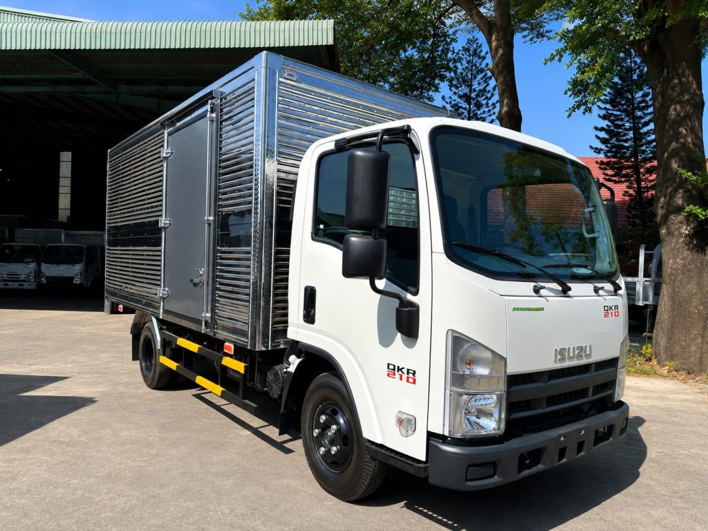 Xe tải thùng kín 1T9 Isuzu QKR 210 mã QMR77HE5A thùng kín 3 cửa Tín Nghĩa màu trắng