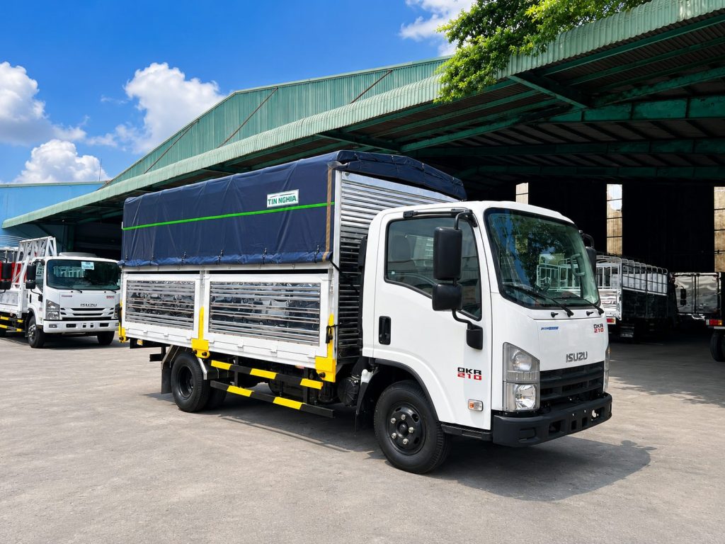 Xe tải Isuzu QKR 210 QMR77HE5A thùng mui bạt màu trắng, Xe Tải Isuzu QKR 210 Thùng Mui Bạt