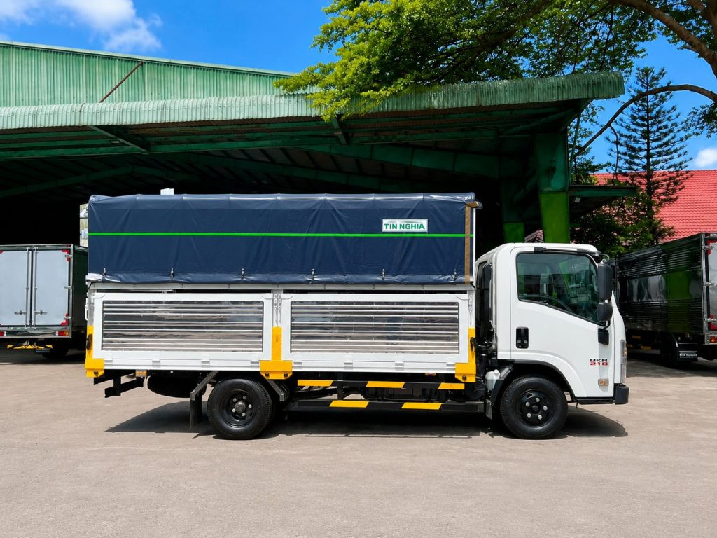 Xe tải Isuzu QKR 210 QMR77HE5A thùng mui bạt Tín Nghĩa màu trắng, Xe Tải Isuzu QKR 210 Thùng Mui Bạt Bảng Giá Xe Tải 1T9 2026