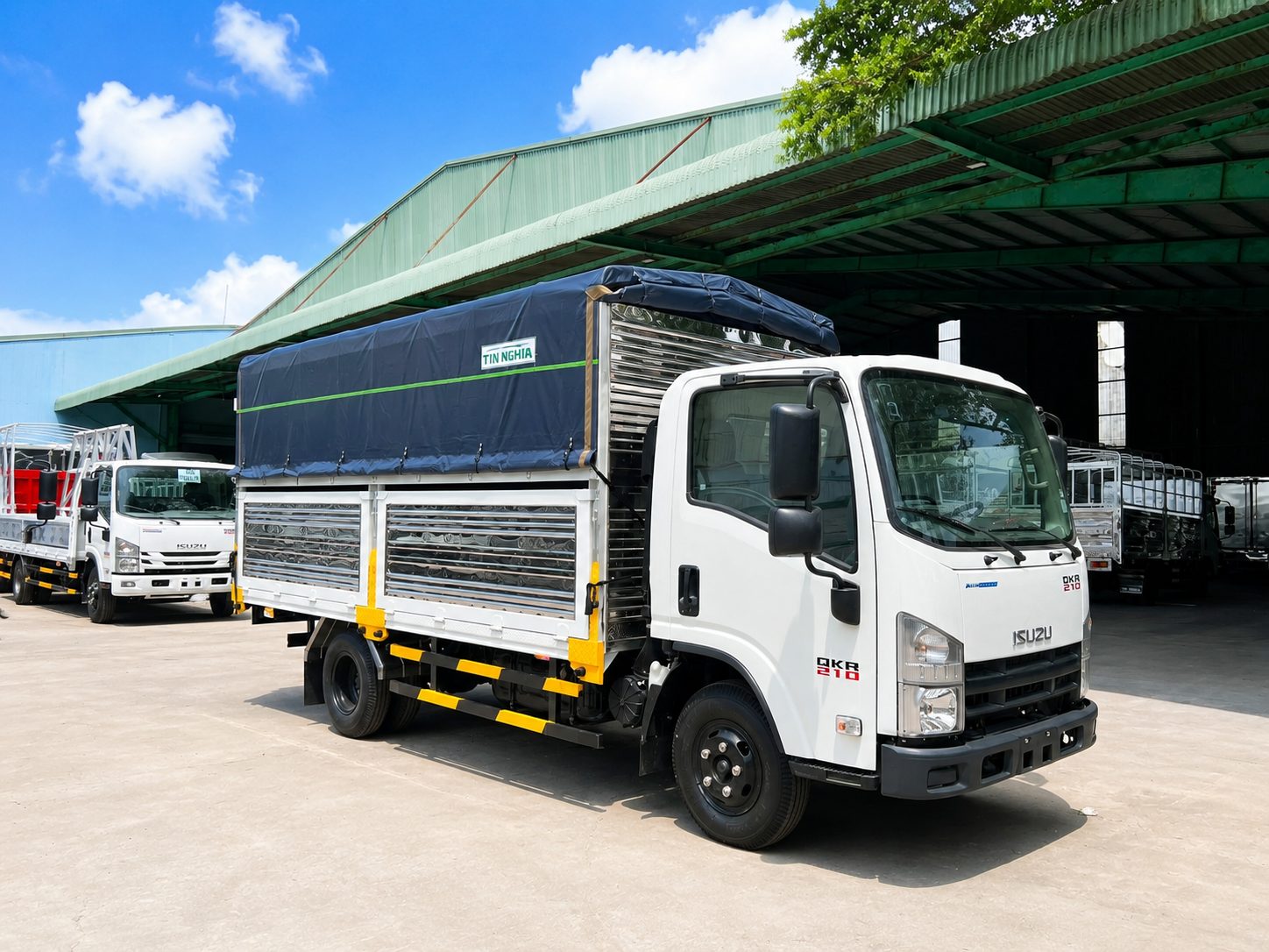Ngoại thất xe tải Isuzu QKR 270 thùng mui bạt đầu vuông
