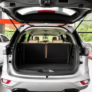 Khoang hành lý rộng rãi phía sau xe Isuzu MU-X B7 Plus.