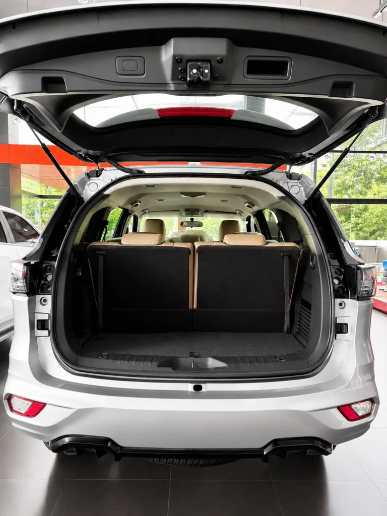 Khoang hành lý rộng rãi phía sau xe Isuzu MU-X B7 Plus.