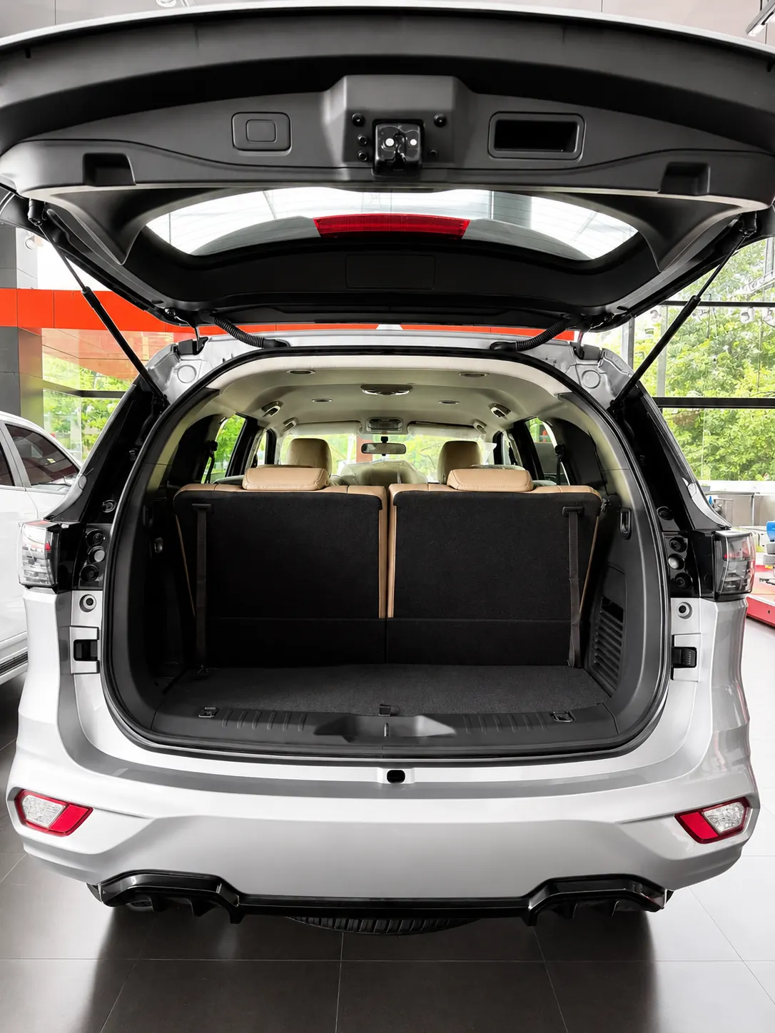 Khoang hành lý rộng rãi phía sau xe Isuzu MU-X B7 Plus.