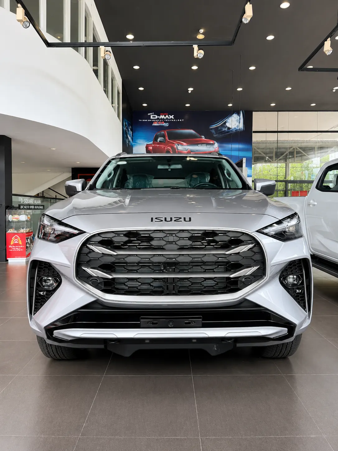 Thiết kế mặt ga lăng thể thao trên xe Isuzu MU-X B7 Plus.