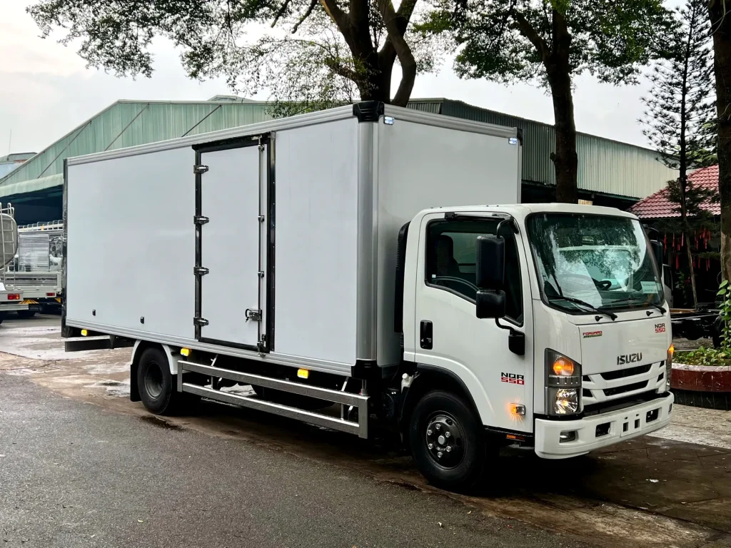 Xe tải Isuzu NQR 550 thùng composite đúc nguyên khối chống nước chở bao bì tại TP.HCM.