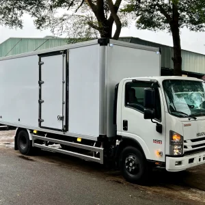 Xe tải Isuzu NQR 550 thùng composite đúc nguyên khối chống nước chở bao bì tại TP.HCM.