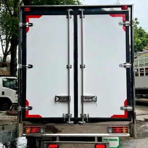 Thiết kế hai cánh cửa sau phẳng mịn của xe tải Isuzu thùng composite dễ dán quảng cáo.