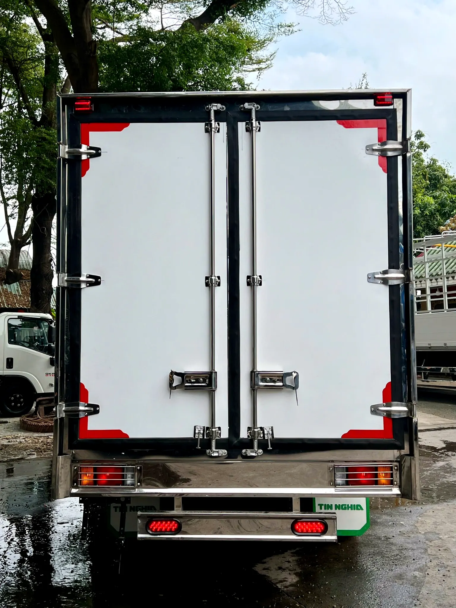 Thiết kế hai cánh cửa sau phẳng mịn của xe tải Isuzu thùng composite dễ dán quảng cáo.