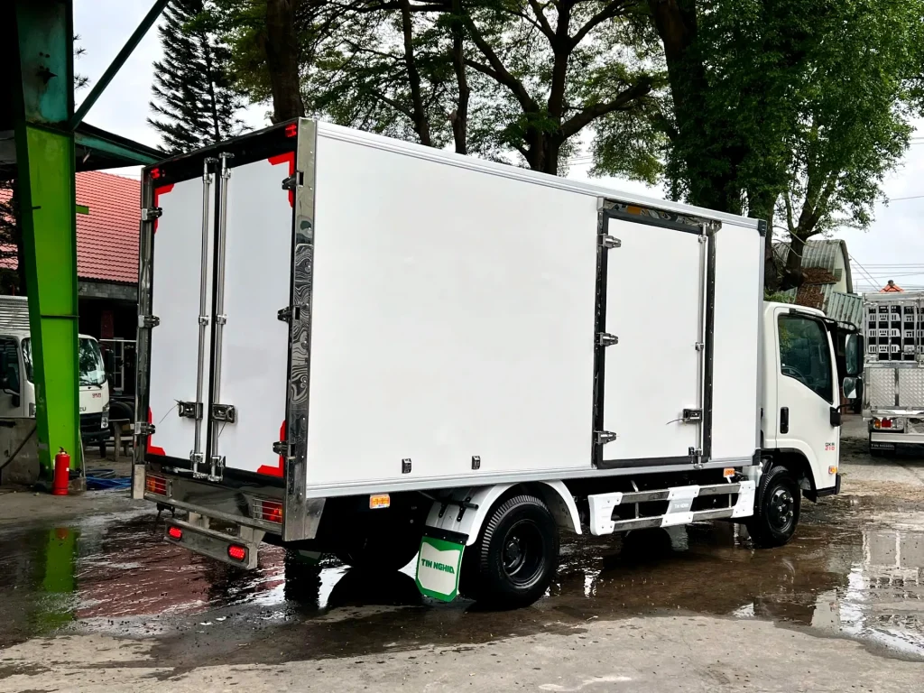 Góc sau thùng composite xe tải Isuzu QKR 210 với viền bo góc Inox cứng cáp.