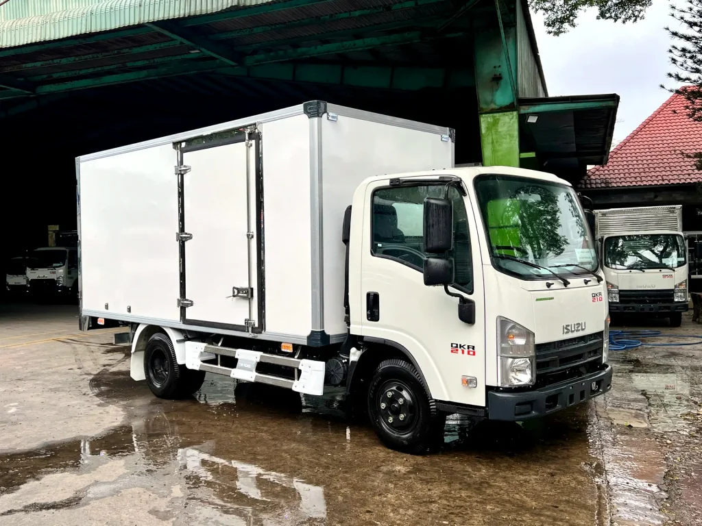 Đầu và thân xe tải nhẹ Isuzu QKR 210 thùng composite phẳng mịn.