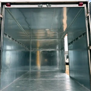 Không gian lọt lòng bên trong rộng rãi, vuông vức của thùng composite xe tải Isuzu chở carton.