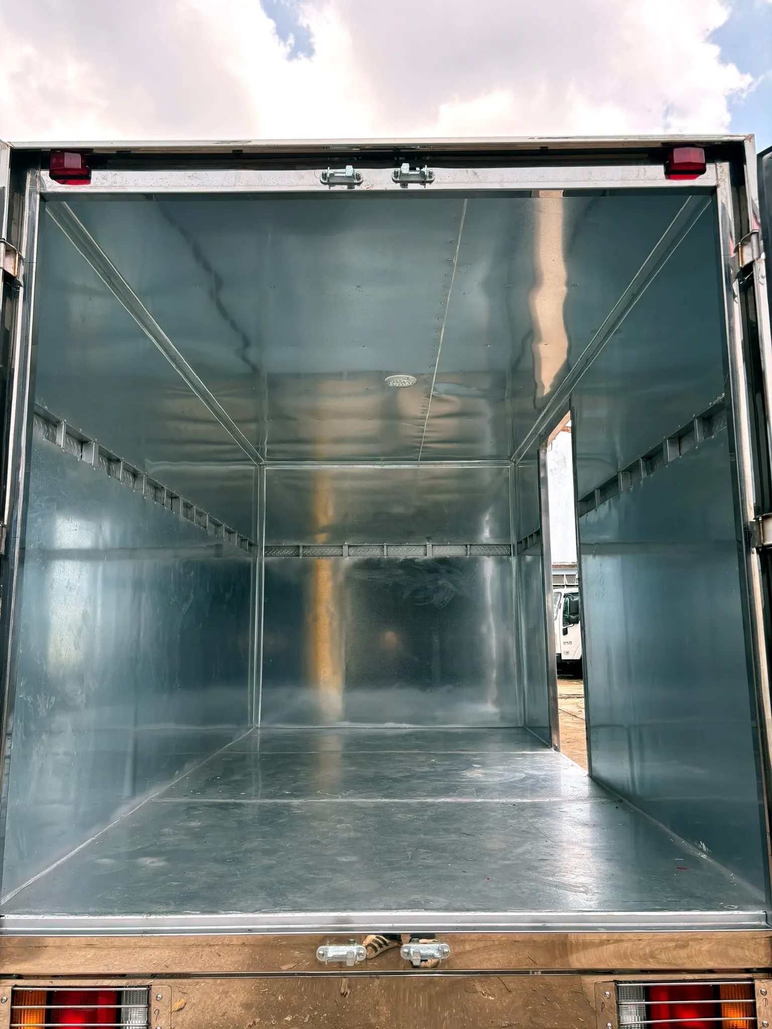 Không gian lọt lòng bên trong rộng rãi, vuông vức của thùng composite xe tải Isuzu chở carton.