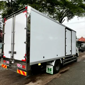 Thiết kế cửa ngách bên hông thùng xe tải Isuzu composite tiện lợi xếp dỡ hàng hóa.