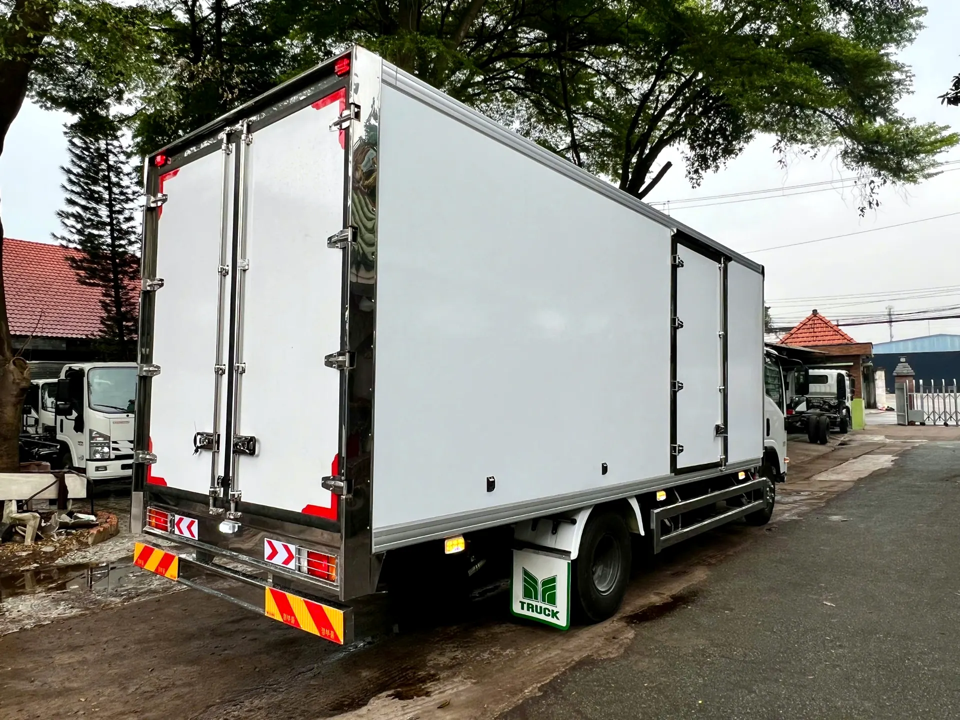 Thiết kế cửa ngách bên hông thùng xe tải Isuzu composite tiện lợi xếp dỡ hàng hóa.